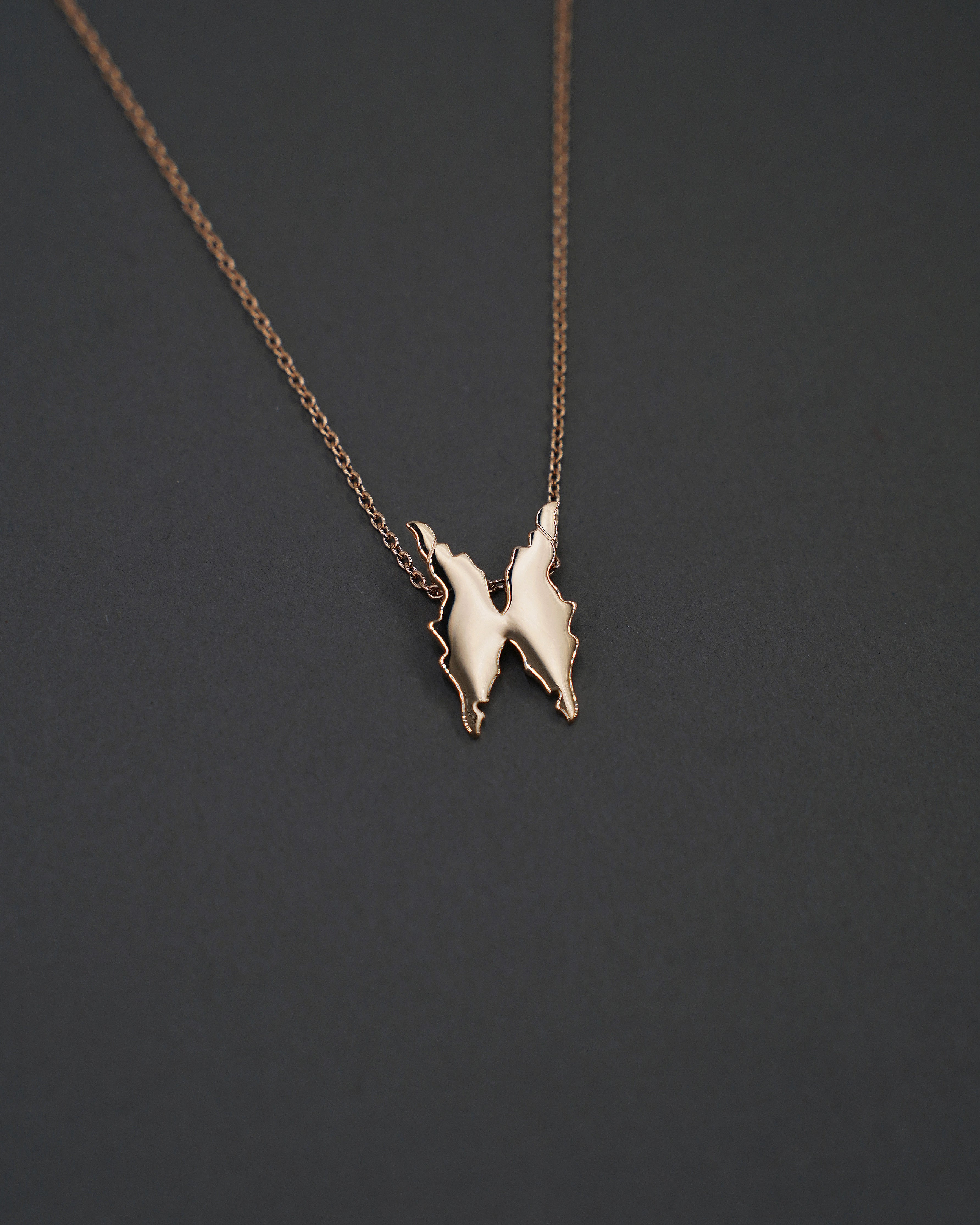 FJÄRILSÖJN HALSBAND GULD