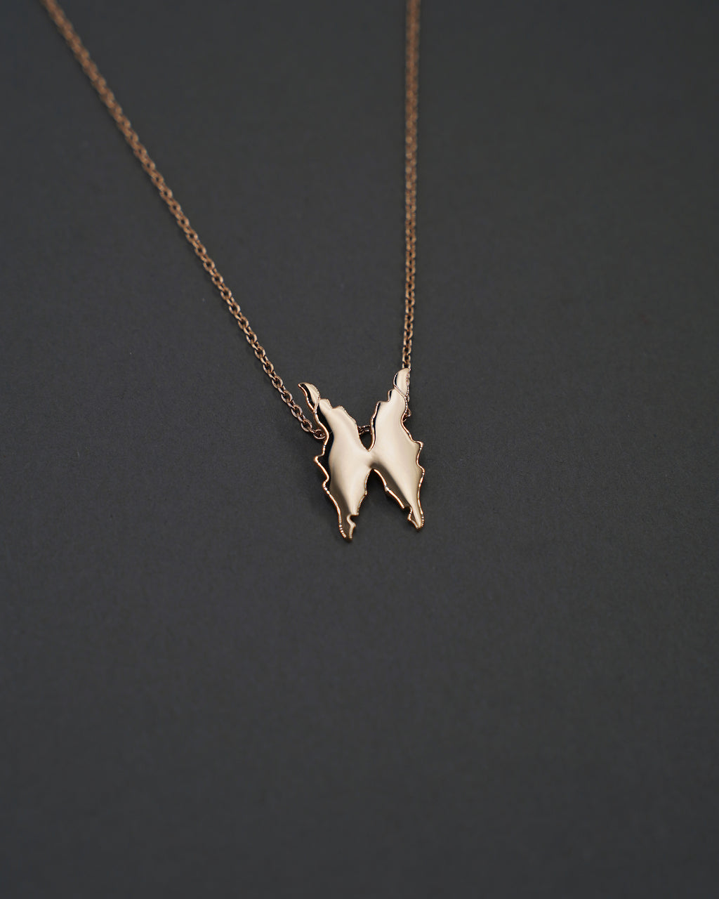 FJÄRILSÖJN HALSBAND GULD