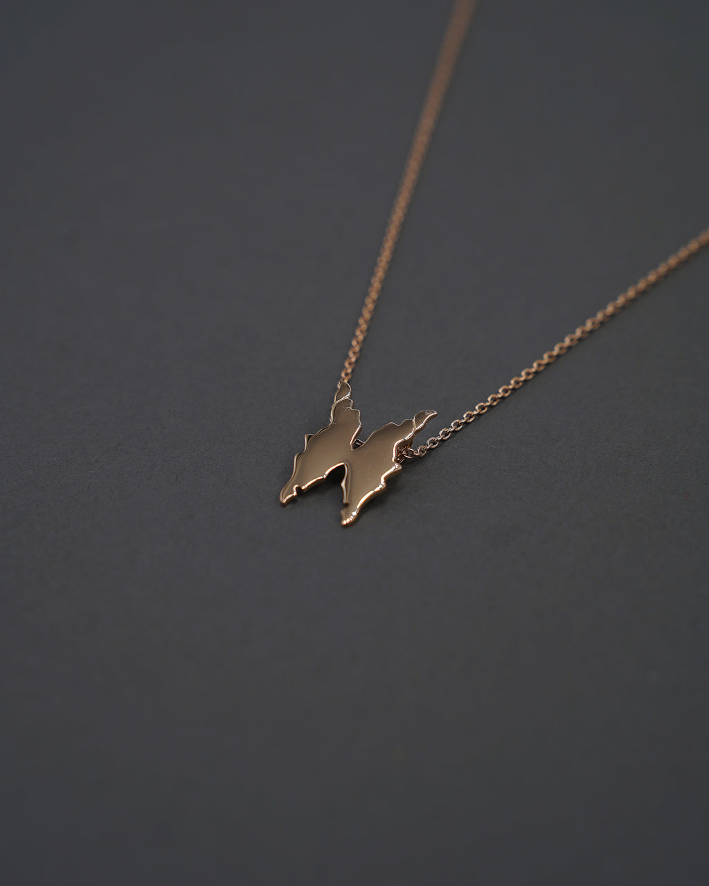 FJÄRILSÖJN HALSBAND GULD