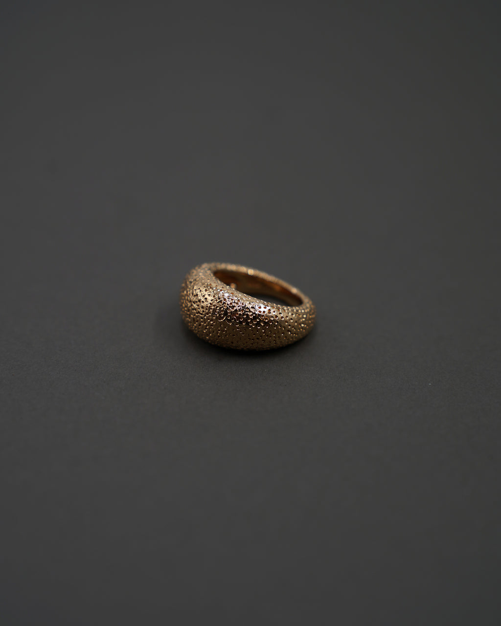 MOON RING M STRUKTUR GULD