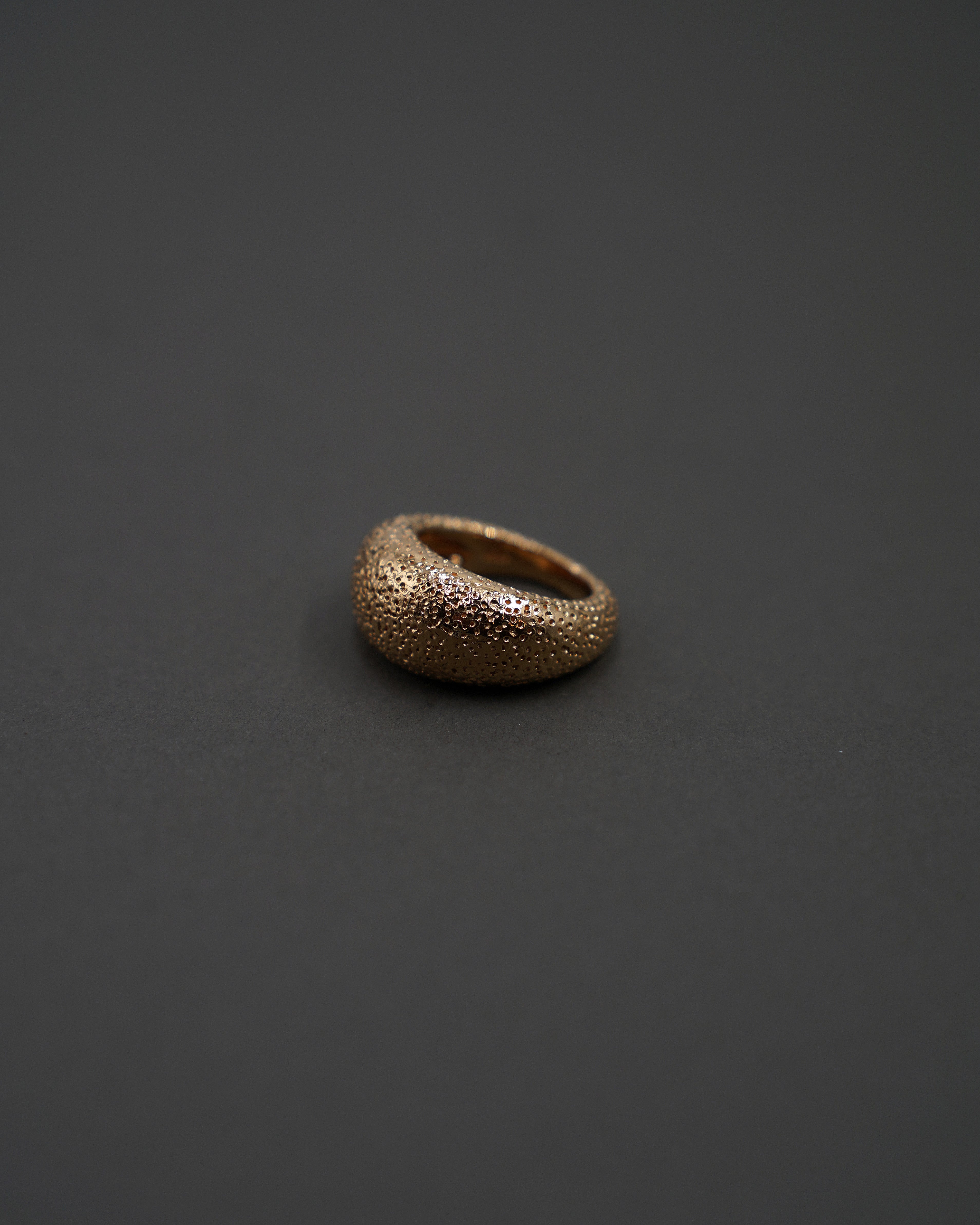 MOON RING M STRUKTUR GULD