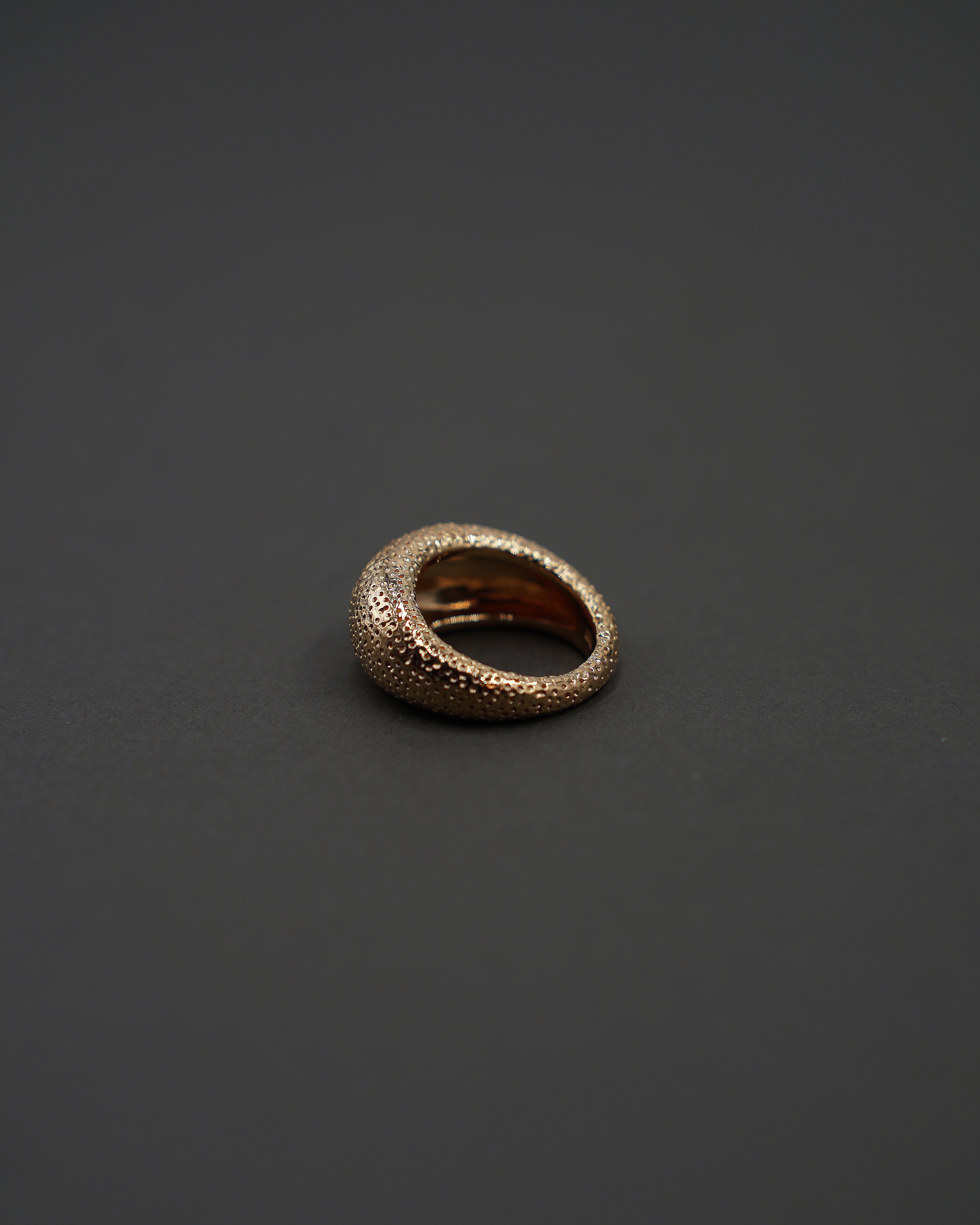 MOON RING M STRUKTUR GULD