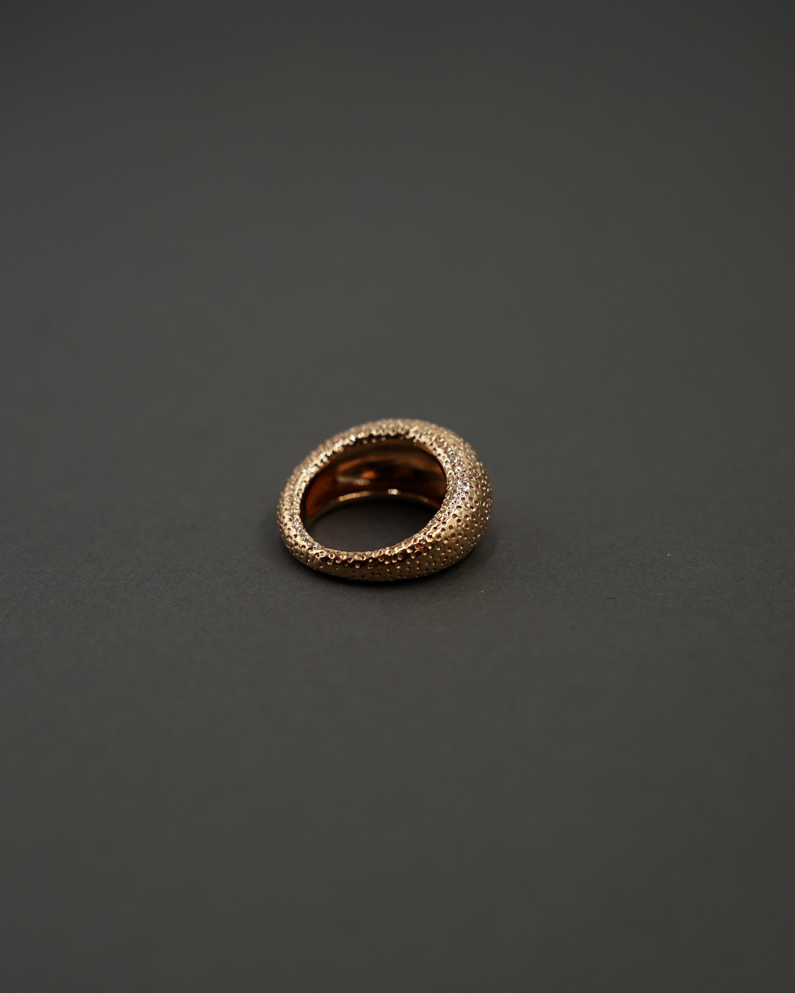 MOON RING M STRUKTUR GULD