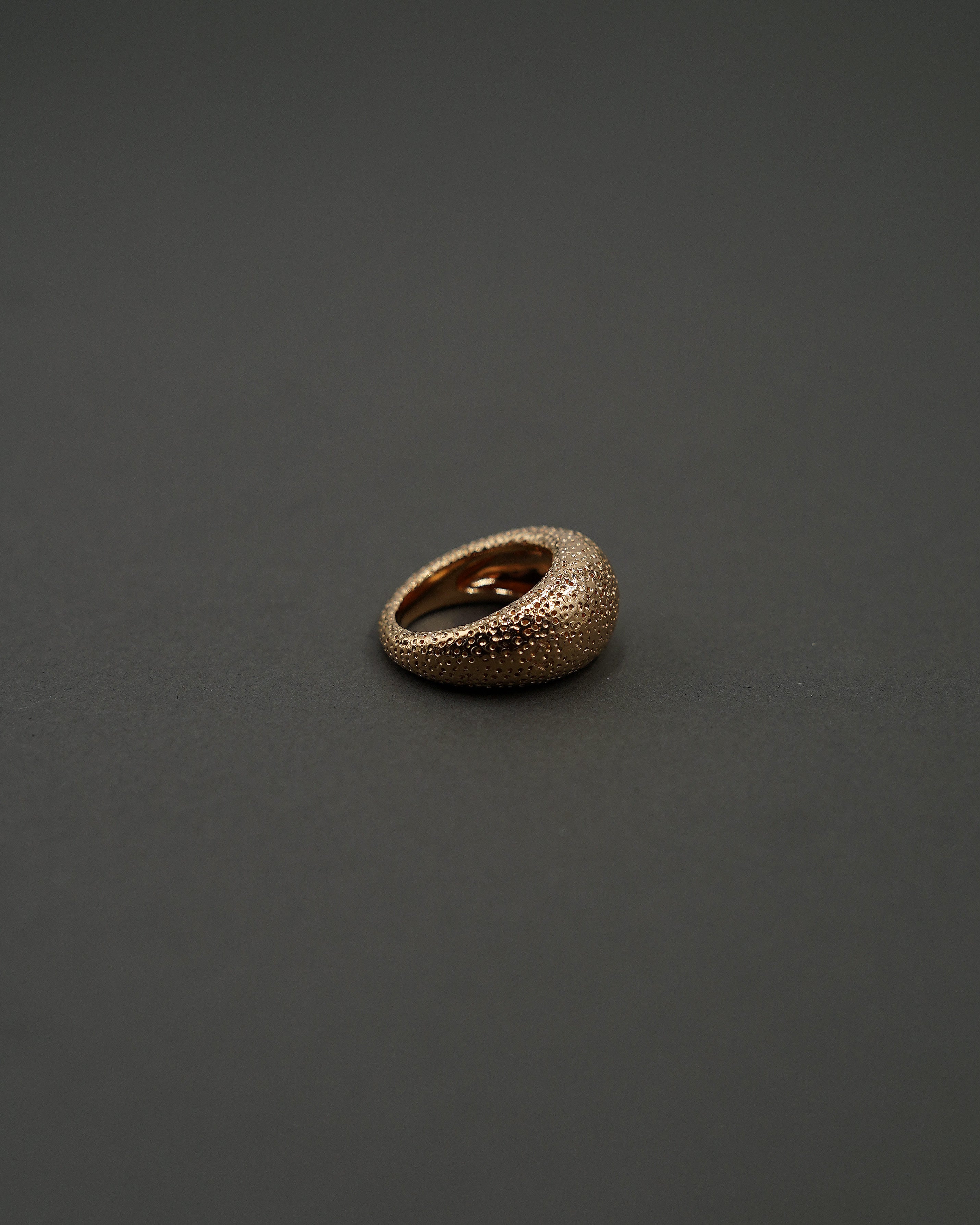 MOON RING M STRUKTUR GULD