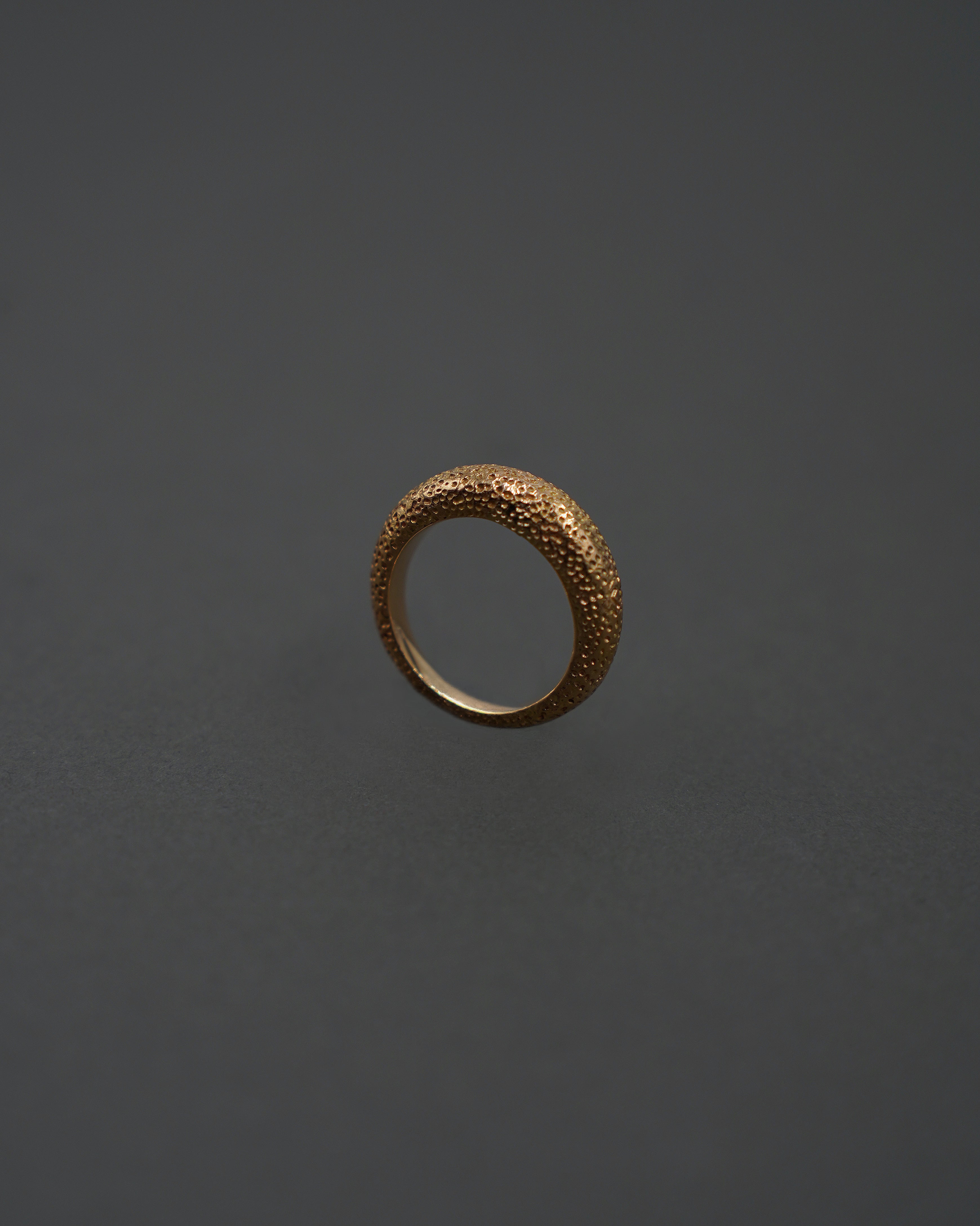 MOON RING S STRUKTUR GULD