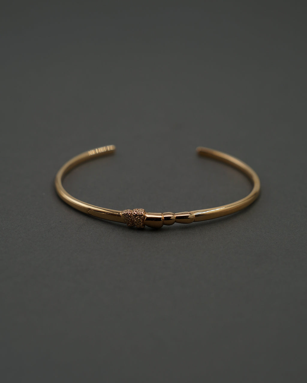 STENKUSTEN ARMBAND CUFF GULD