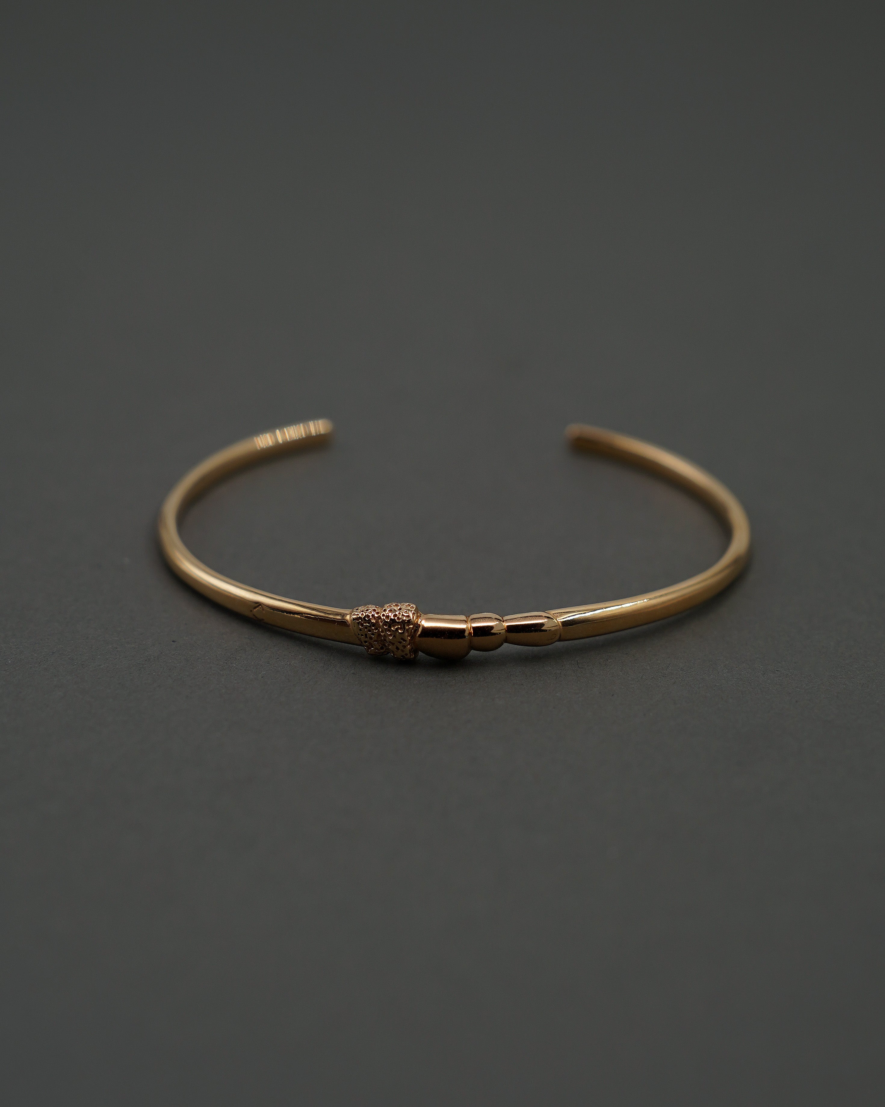 STENKUSTEN ARMBAND CUFF GULD