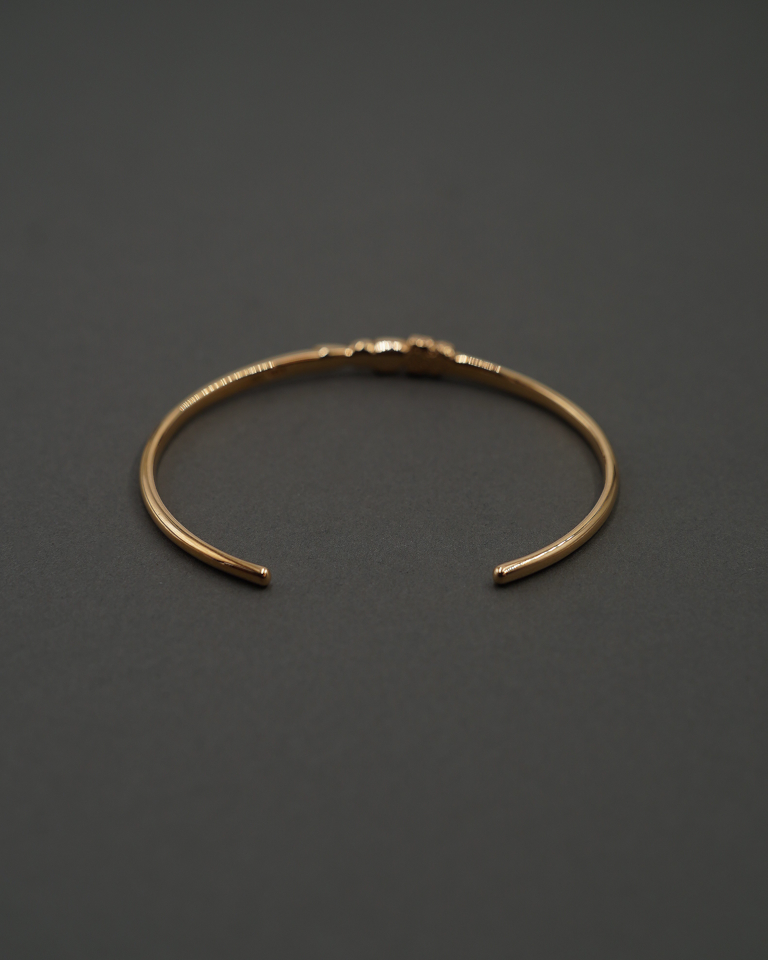 STENKUSTEN ARMBAND CUFF GULD