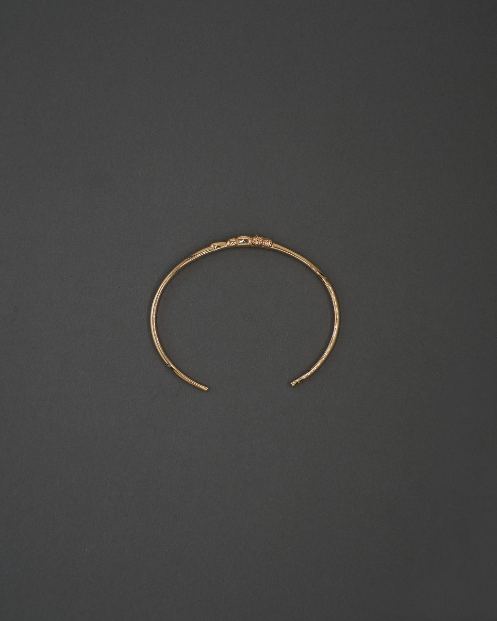 STENKUSTEN ARMBAND CUFF GULD