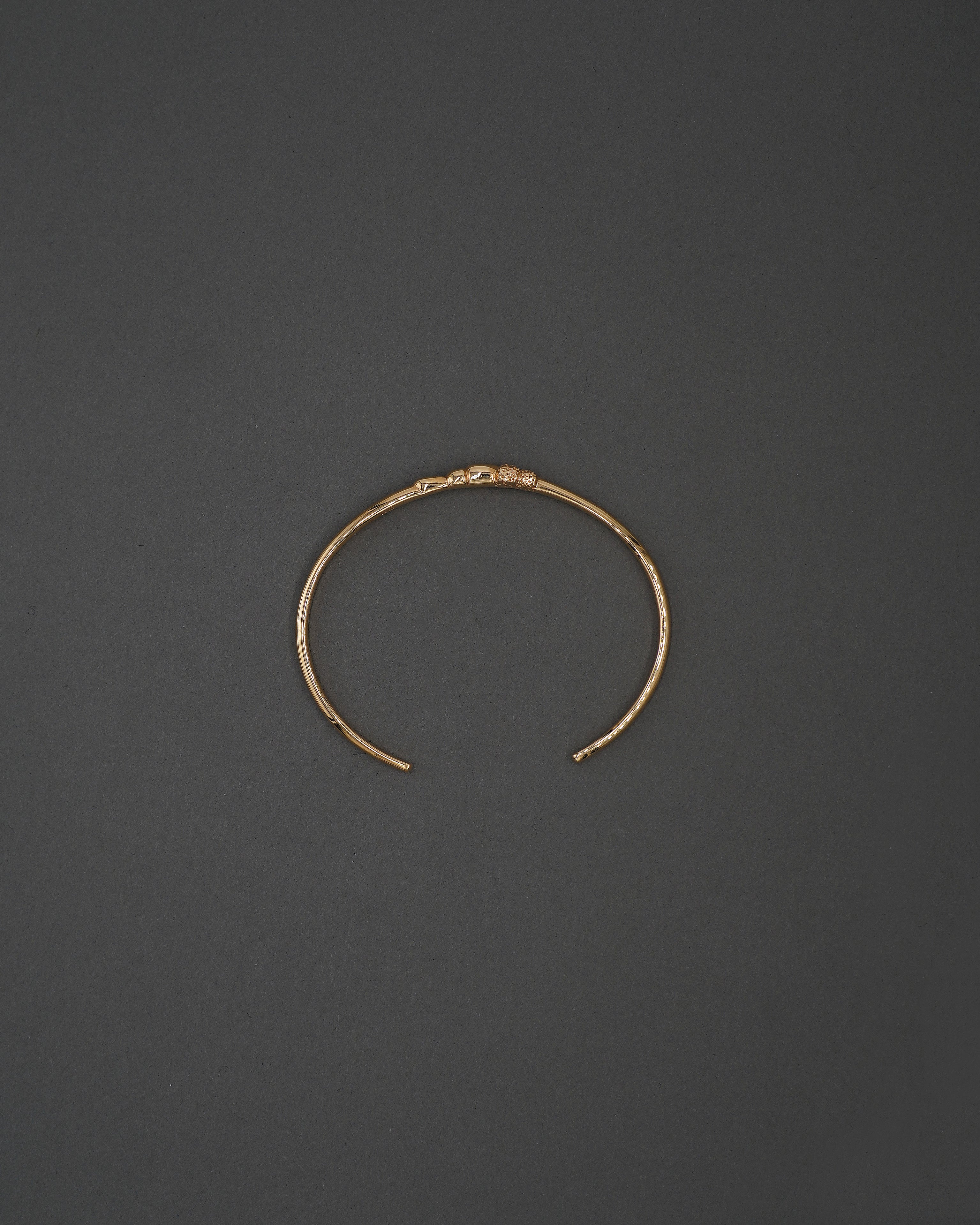 STENKUSTEN ARMBAND CUFF GULD
