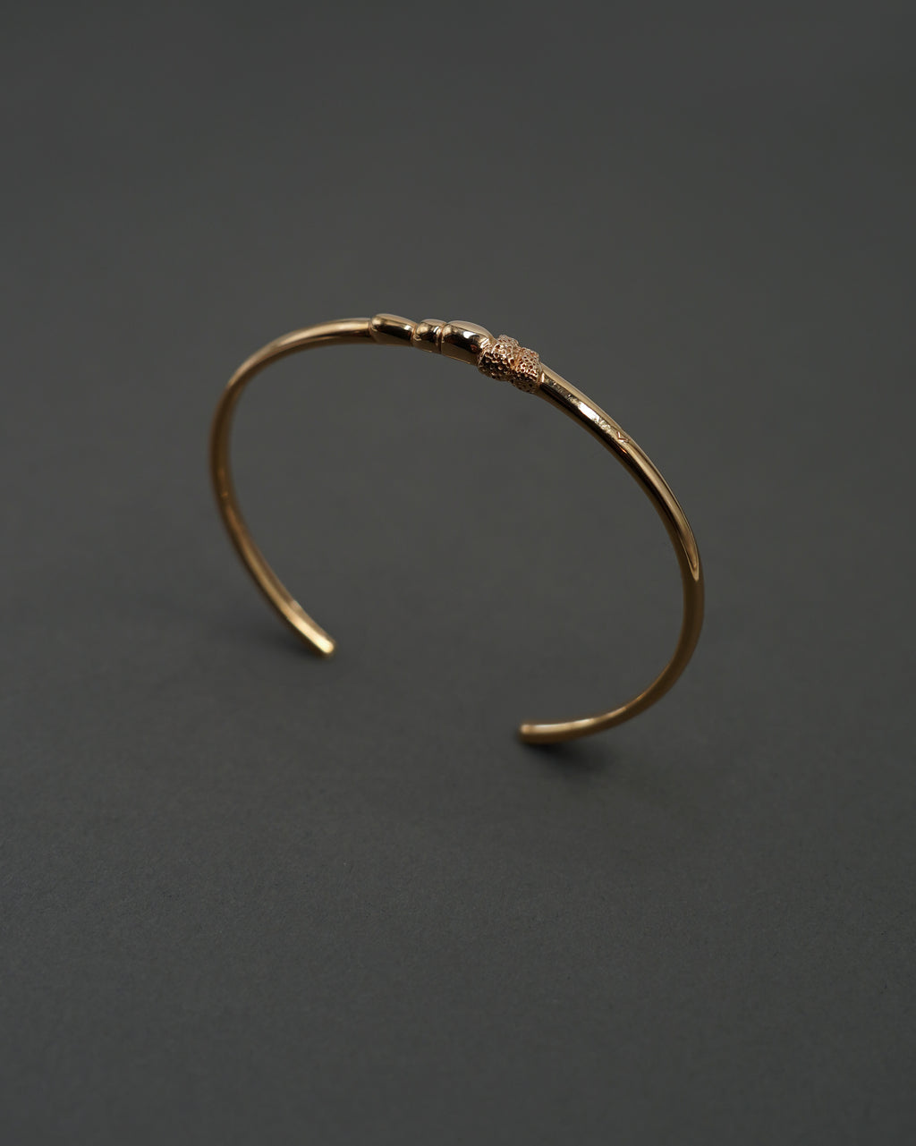 STENKUSTEN ARMBAND CUFF GULD