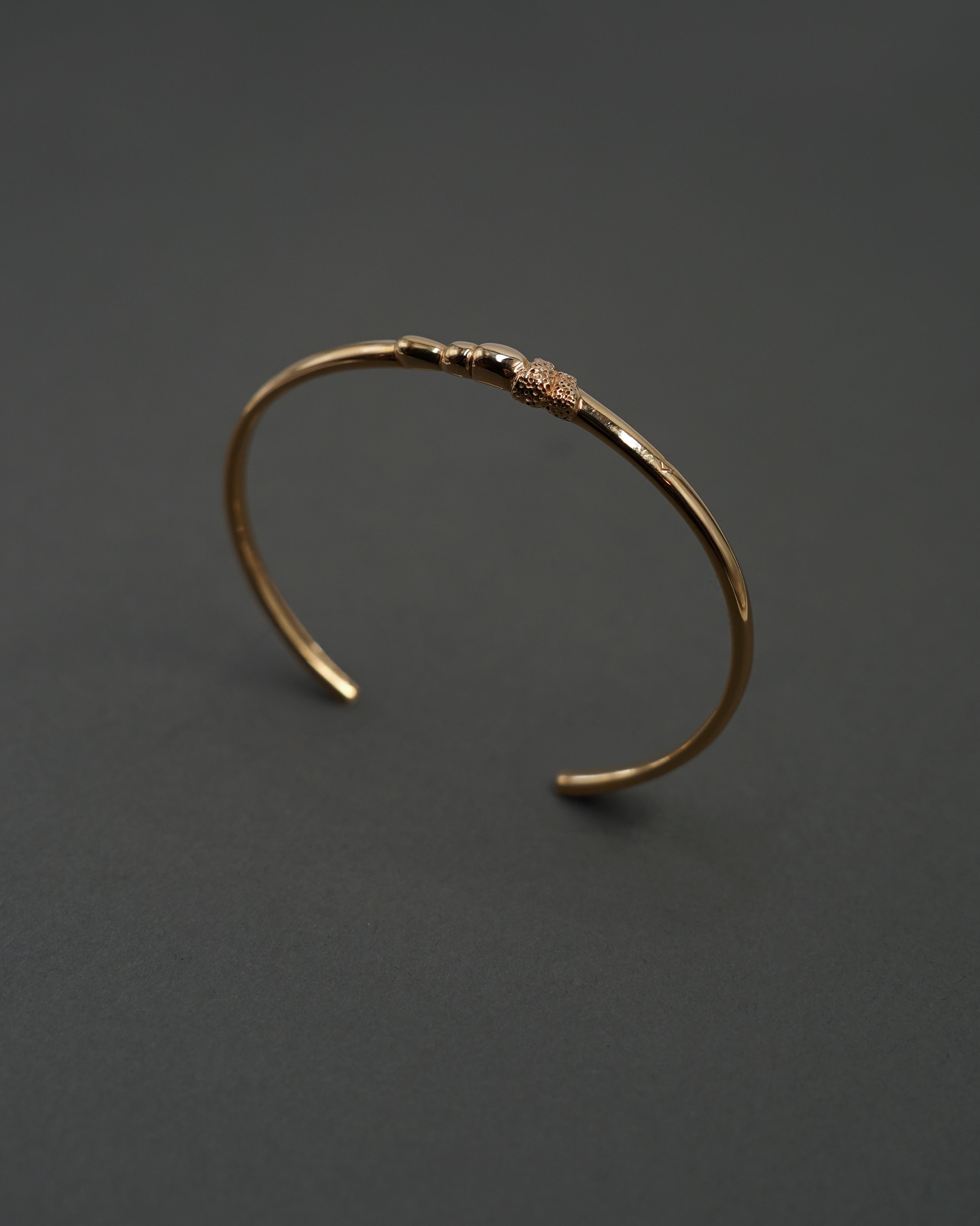 STENKUSTEN ARMBAND CUFF GULD