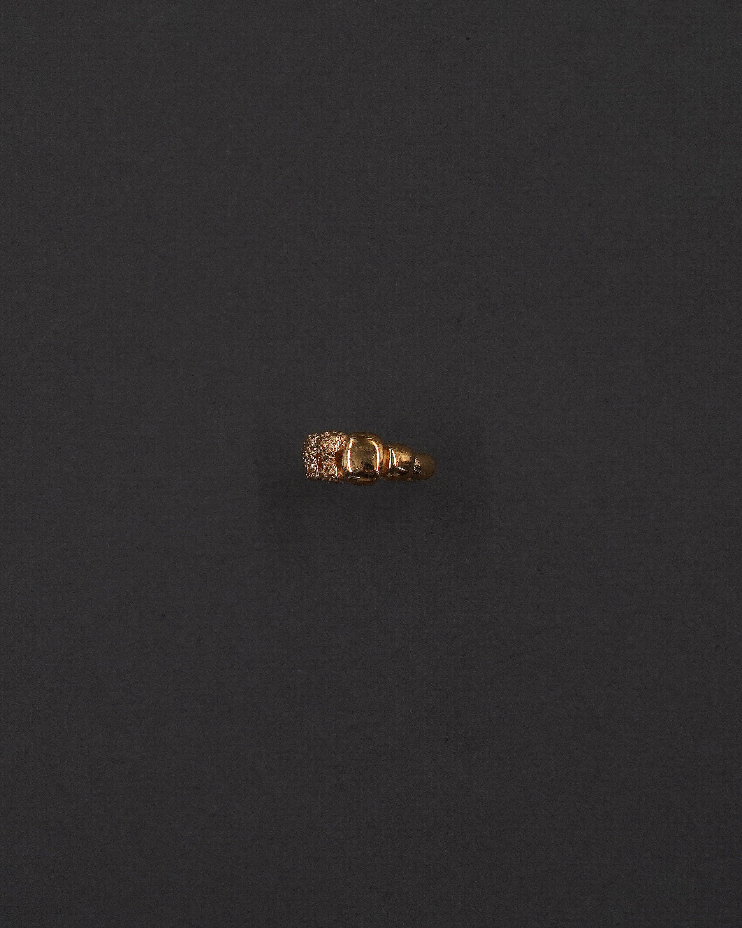 STENKUSTEN EARCUFF FÖRGYLLD