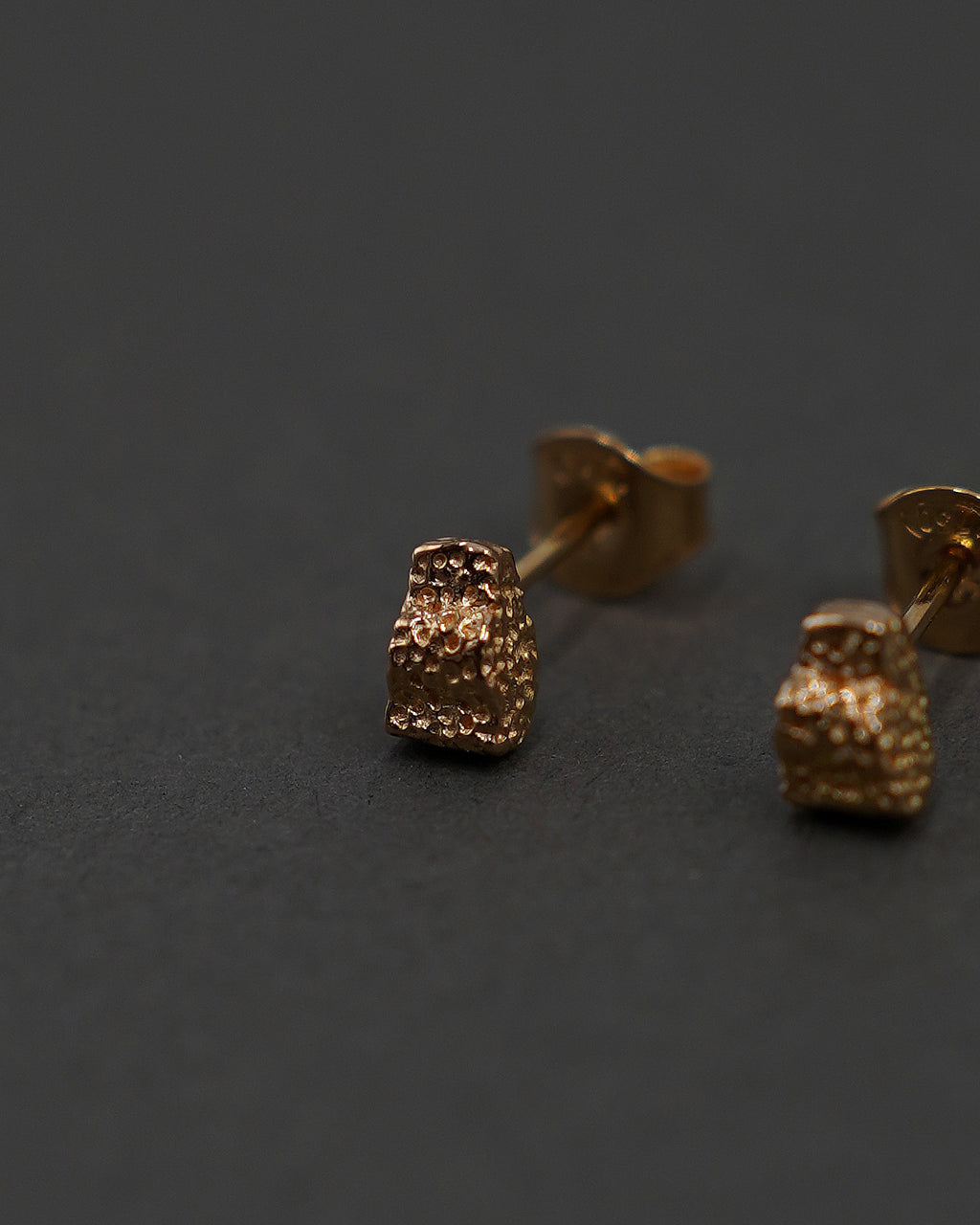 STENKUSTEN ÖRHÄNGEN MINI STRUKTUR GULD